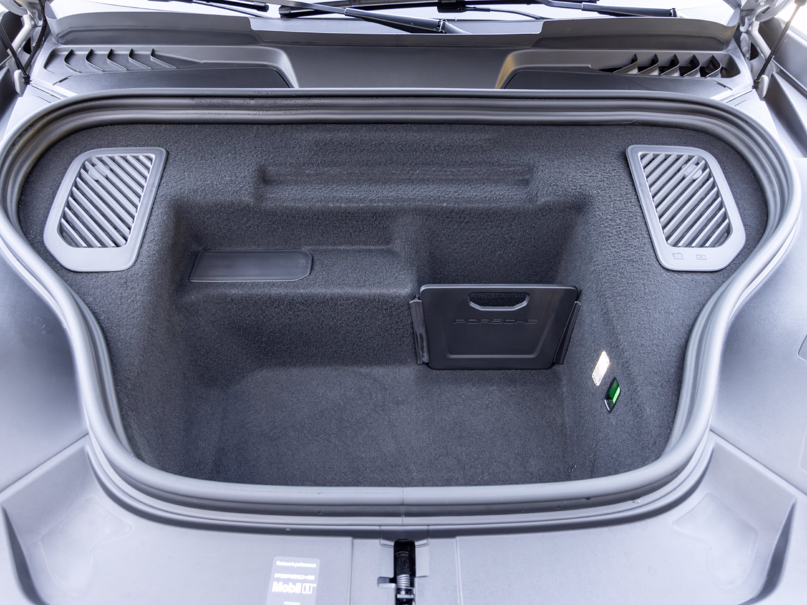 Certified 2025 Porsche Macan Electric RWD image 65
