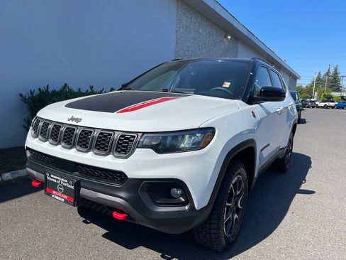 Used 2025 Jeep Compass Trailhawk AWD/4WD image 2
