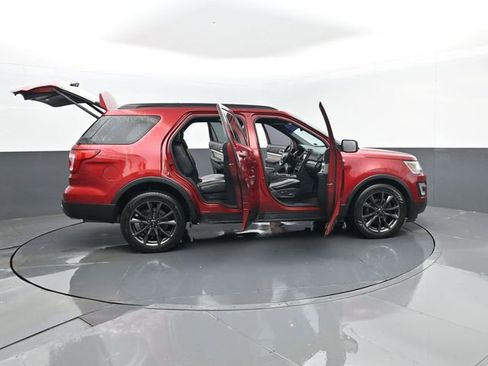 Used 2017 Ford Explorer XLT w/ Equipment Group 202A image 32