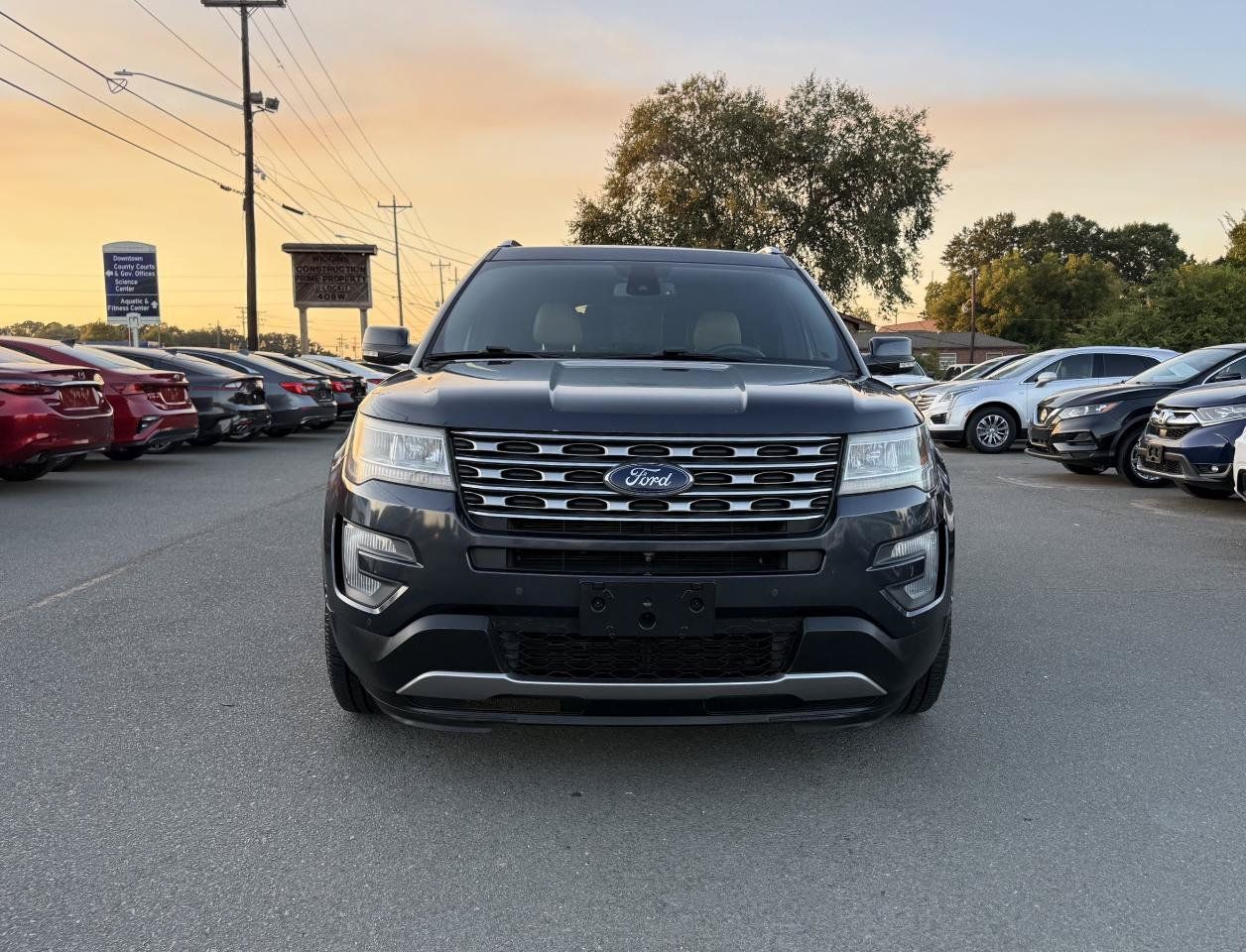 Used 2017 Ford Explorer Limited w/ Equipment Group 301A FWD image 2