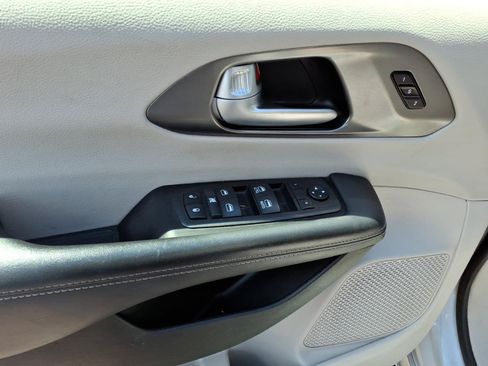 Used 2024 Chrysler Pacifica Touring-L FWD image 13