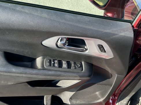 Used 2021 Chrysler Pacifica Touring-L w/ Uconnect Theater Family Group image 17