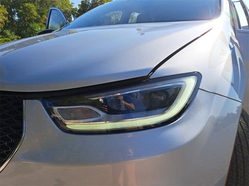 Used 2024 Chrysler Pacifica Touring-L image 30