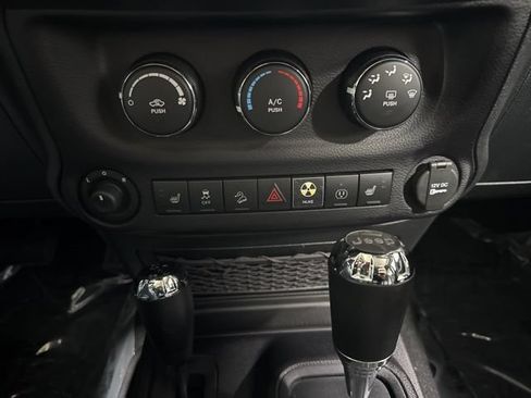 Used 2016 Jeep Wrangler Unlimited Rubicon AWD/4WD image 16