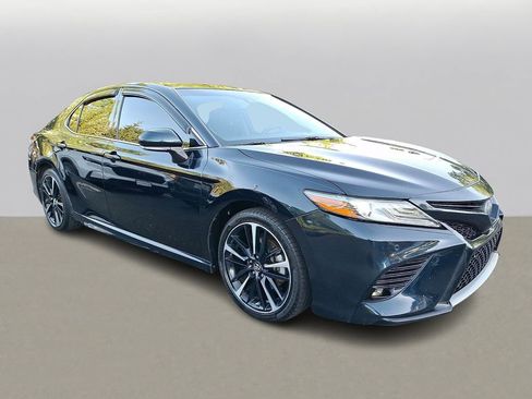Used 2018 Toyota Camry XSE FWD image 3