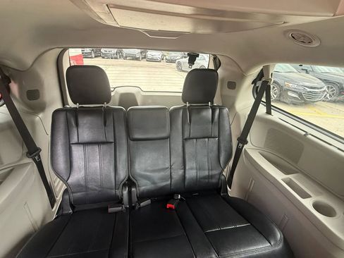 Used 2015 Chrysler Town & Country Touring w/ Driver Convenience Group image 20