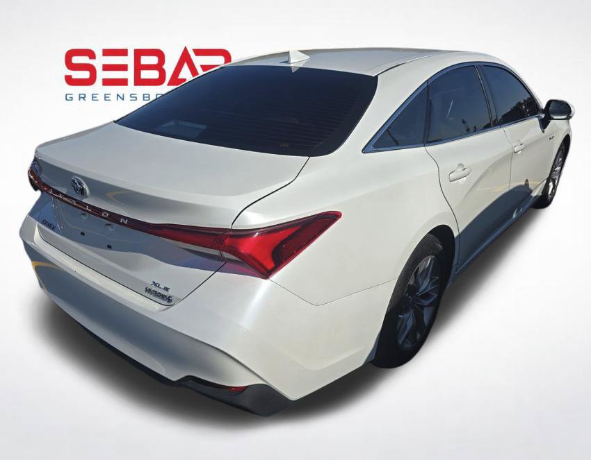 Used 2021 Toyota Avalon XLE w/ Moonroof Package FWD image 2