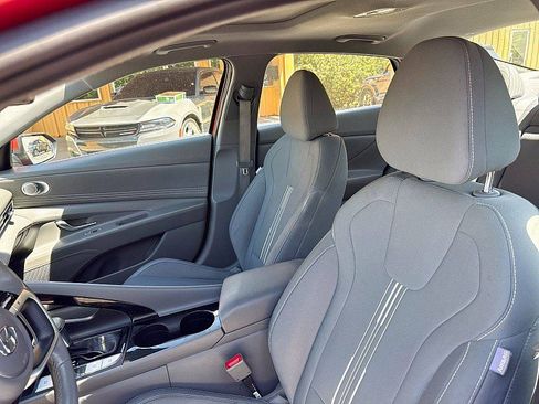 Used 2021 Hyundai Elantra SEL w/ Convenience + Premium Package FWD image 9
