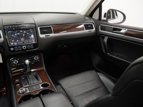 Used 2016 Volkswagen Touareg VR6 image 28