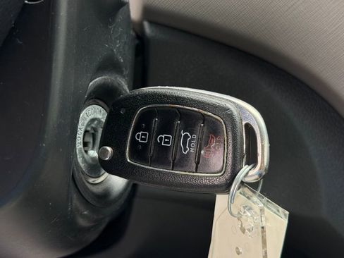 Used 2017 Hyundai Santa Fe SE image 30