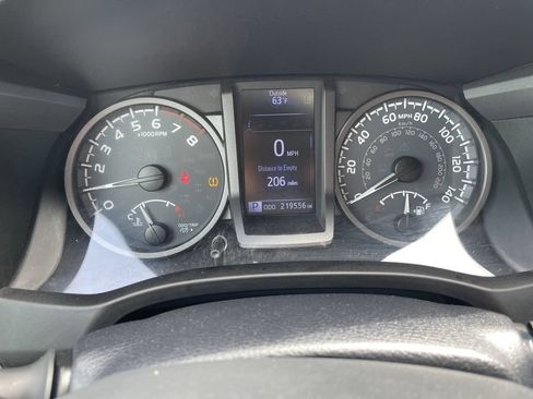 Used 2018 Toyota Tacoma TRD Off-Road w/ Technology Package AWD/4WD image 17