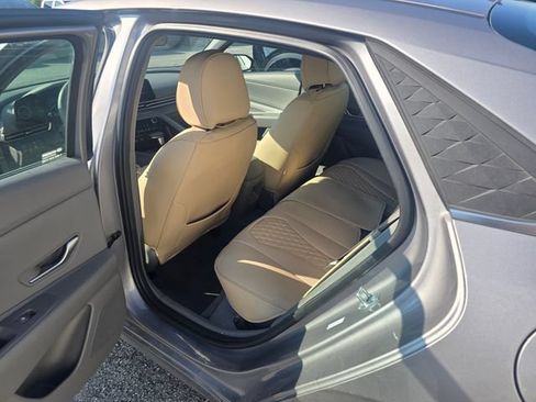 Used 2025 Hyundai Elantra SEL FWD image 31
