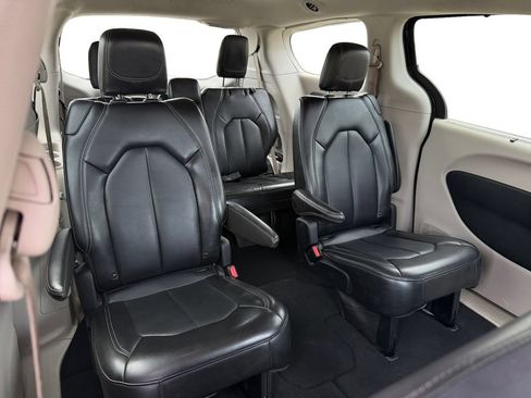 Used 2024 Chrysler Pacifica Touring-L FWD image 25