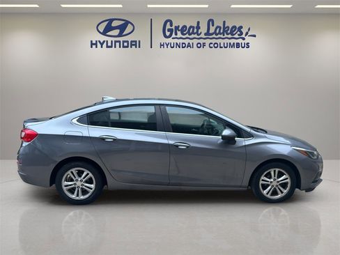 Used 2018 Chevrolet Cruze LT w/ Convenience Package image 6