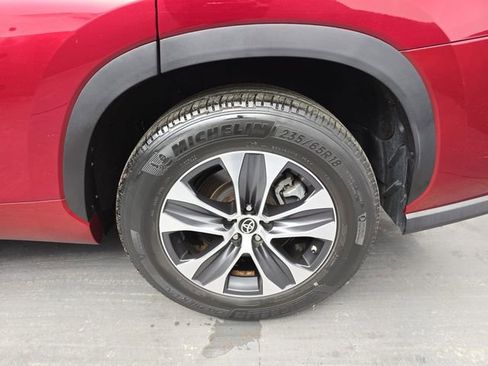 Used 2021 Toyota Highlander XLE image 16