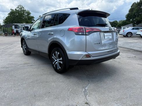 Used 2018 Toyota RAV4 LE FWD image 8