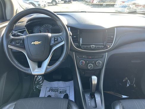 Used 2017 Chevrolet Trax LT w/ LT Convenience Package AWD/4WD image 11