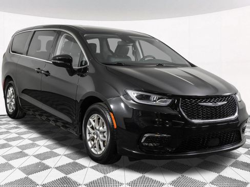 Used 2024 Chrysler Pacifica Touring-L FWD image 11