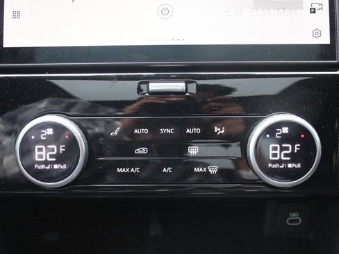 Certified 2025 Land Rover Discovery S image 25