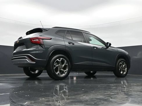 Used 2025 Chevrolet Trax LT FWD image 40