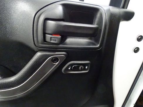 Used 2018 Jeep Wrangler Unlimited Sahara image 3