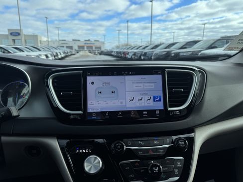 Used 2024 Chrysler Pacifica Touring-L image 16