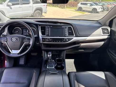Used 2019 Toyota Highlander XLE AWD/4WD image 18