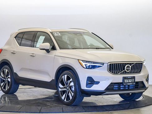 Certified 2025 Volvo XC40 B5 Plus w/ Climate Package image 6