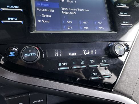 Used 2018 Toyota Camry XLE w/ Four Season Floor Mat Package image 17