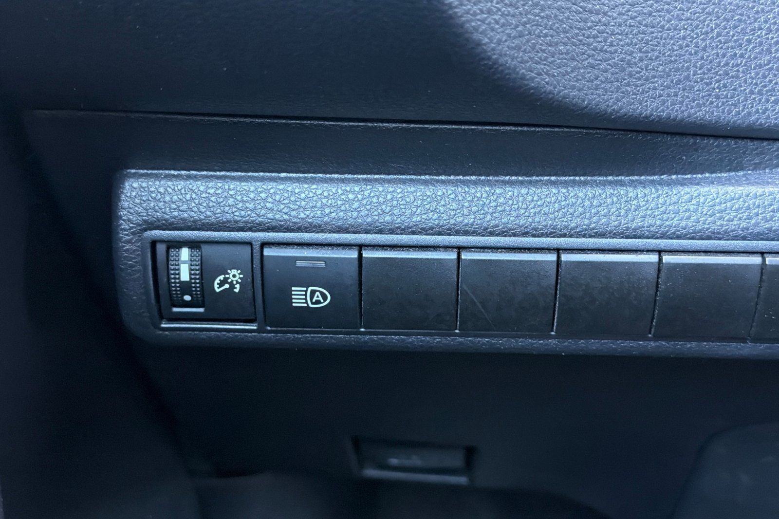 Used 2025 Toyota Corolla LE FWD image 33