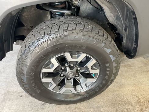Used 2019 Toyota Tacoma TRD Off-Road w/ TRD Premium Off Road Package image 10
