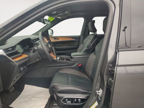 Used 2024 Jeep Grand Cherokee Summit image 9