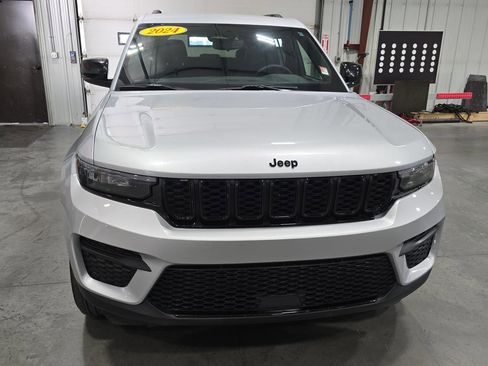 Used 2024 Jeep Grand Cherokee Altitude image 7