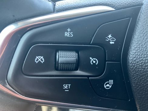 Used 2025 Chevrolet Trax LT w/ LT Convenience Package FWD image 17