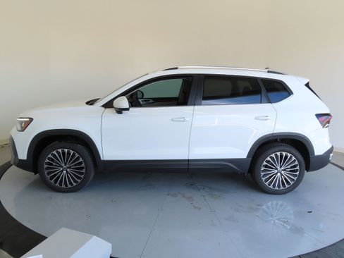 New 2025 Volkswagen Taos SE image 8