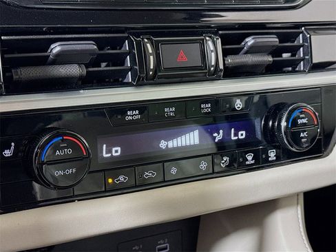 Used 2023 Nissan Pathfinder SL image 14