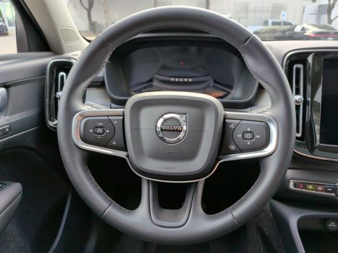 Used 2025 Volvo XC40 B5 Core image 18