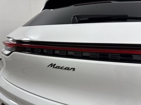 Certified 2024 Porsche Macan w/ Premium Plus Package AWD/4WD image 18