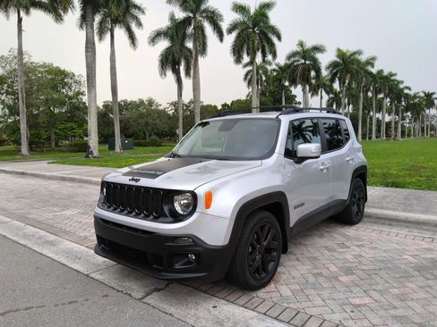 Used 2017 Jeep Renegade Altitude FWD image 3