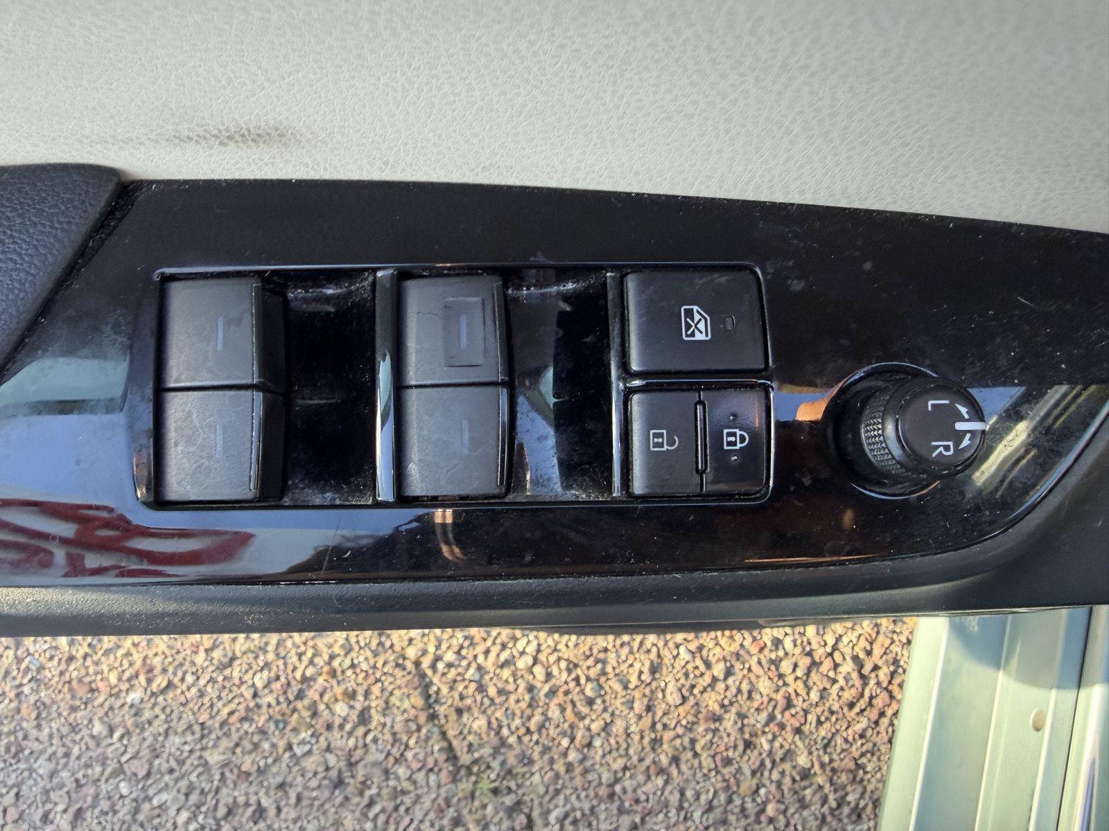 Used 2020 Toyota Prius LE AWD/4WD image 15