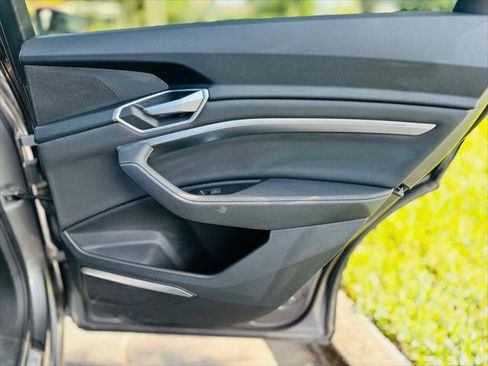 Used 2022 Audi e-tron Premium Plus w/ Premium Plus Package image 24