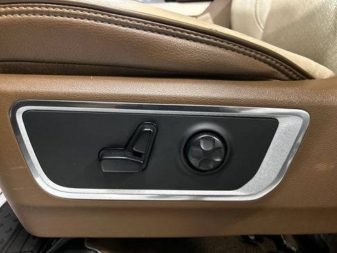 Used 2019 RAM 1500 Laramie AWD/4WD image 9