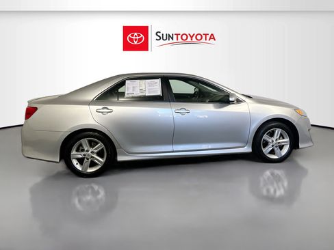 Used 2014 Toyota Camry SE image 2