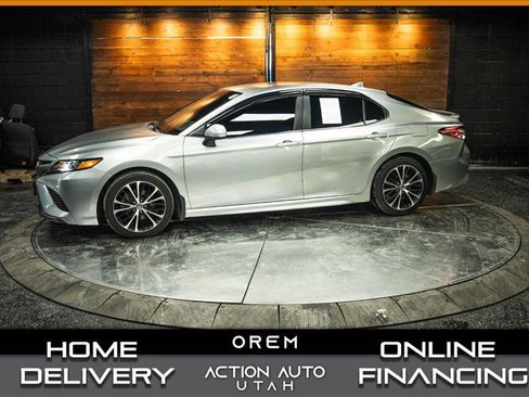 Used 2020 Toyota Camry SE w/ Carpet Mat Package FWD image 1