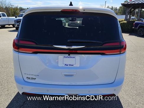 New 2026 Chrysler Pacifica Select image 11