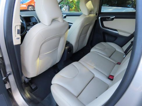 Used 2016 Volvo XC60 T6 w/ Proximity Package AWD/4WD image 12