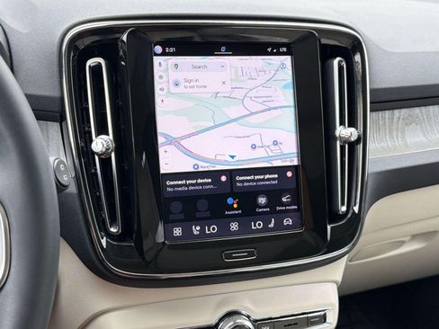 Used 2024 Volvo XC40 B5 Plus w/ Protection Package Premier image 23