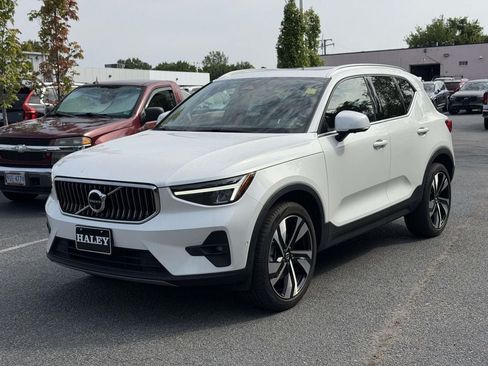 Used 2024 Volvo XC40 B5 Plus w/ Protection Package Premier AWD/4WD image 4