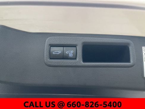 Used 2022 Toyota Venza Limited image 22