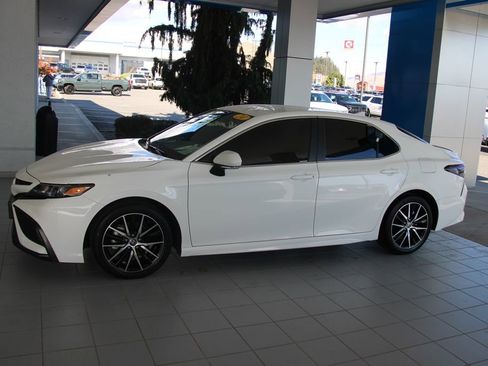 Used 2024 Toyota Camry SE image 29